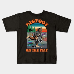 Bigfoot skateboard Kids T-Shirt